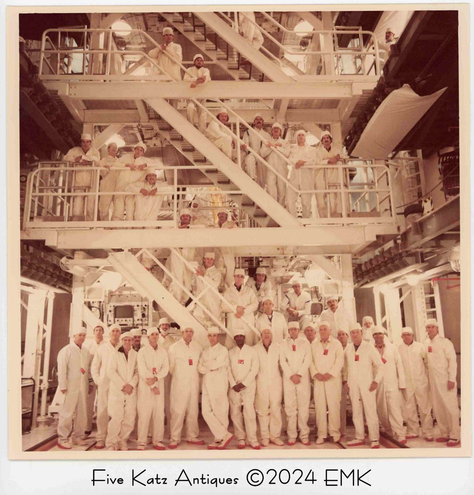 Фото NASA — установка полезной нагрузки на орбитальный аппарат — групповое фото сотрудника — РЕДКОЕ!