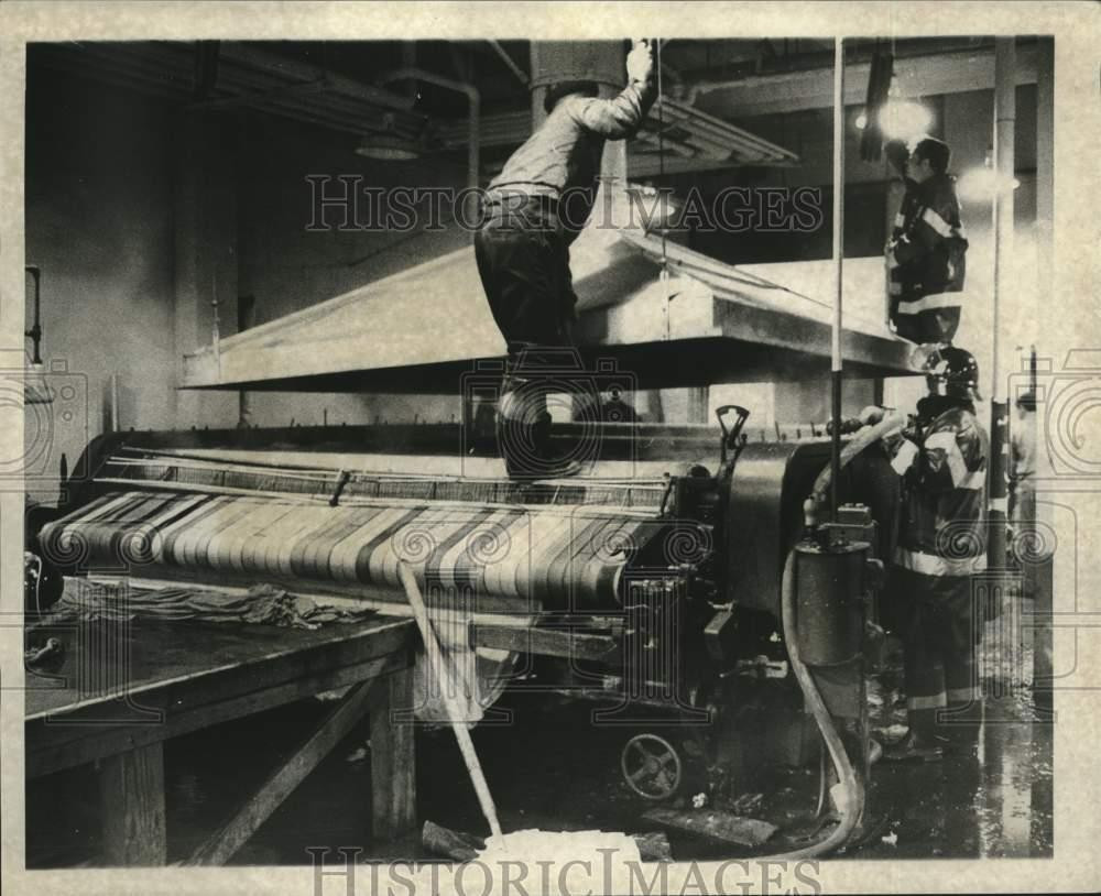 1971 Press Photo Firemen fight the fire at the Jung Hotel laundry area