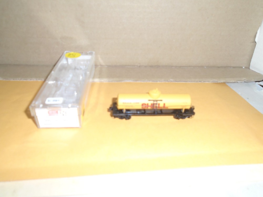 Micro Trains #65090/3 39' Single Dome Tank Car - Shell Oil Co# Sccx 1100 N