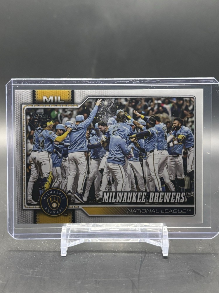 2026 Topps Series 1 #107 Milwaukee Brewers Team Card