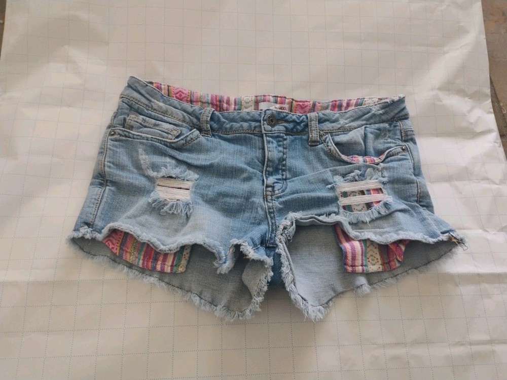 Women's Cute Distressed Denim Shorts Bongo Brand Size 9 Juniors.