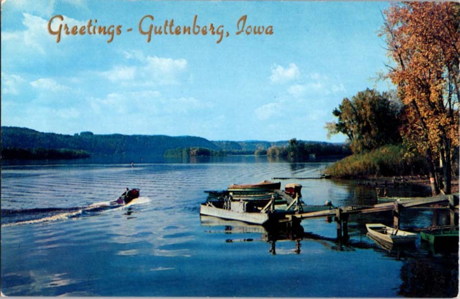 Guttenberg Iowa IA : BOAT SCENE m/14 AZ8887