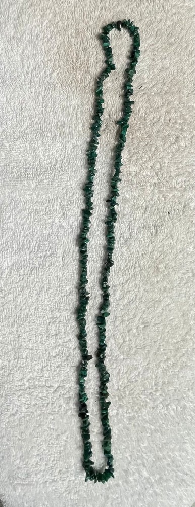 Vintage Natural Green Malachite Chip Stone 16