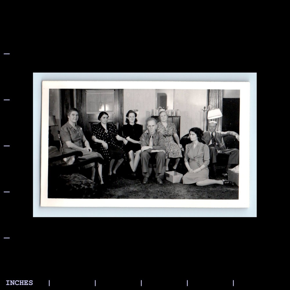 Old Vintage Photo ARMY MAN SOLDIER WOMEN IN LIVING ROOM 1943