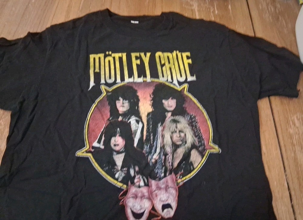Motley Crue T Shirt Mens XL Black Graphic Band Tee Rock Concert Retro