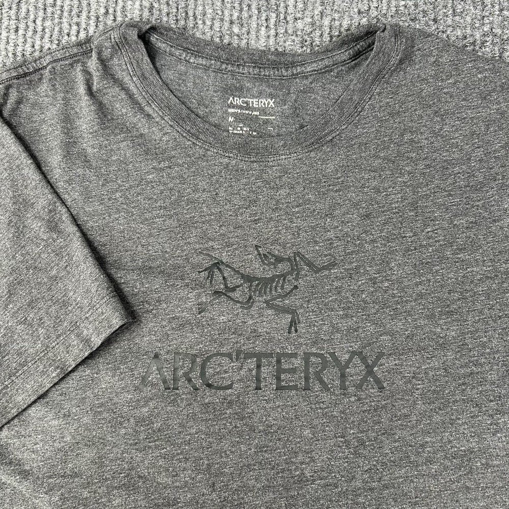 Arcteryx Arc'word Mens Short Sleeve T-Shirt Medium Dark Gray Black Logo Spellout