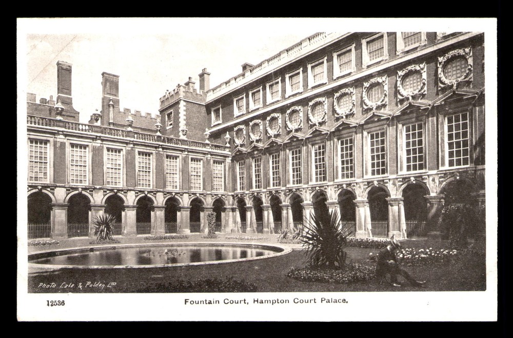 Fountain Court Hampton Court Palace England UK Unp Postcard Divided