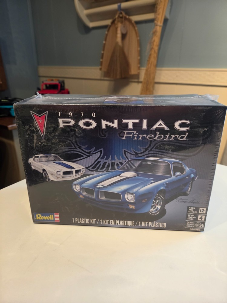 1/25 scale model car kit