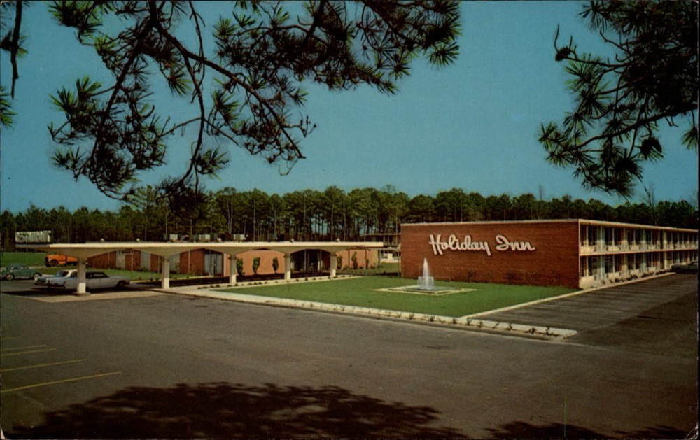 Holiday Inn Summerton South Carolina Highway 301 ~ 1950-60s cars green VW Bug