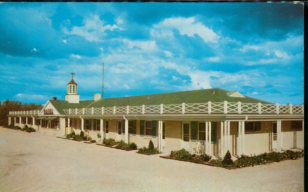Surburban Motel Milwaukee Wisconsin WI Postcard c1958 Chrome