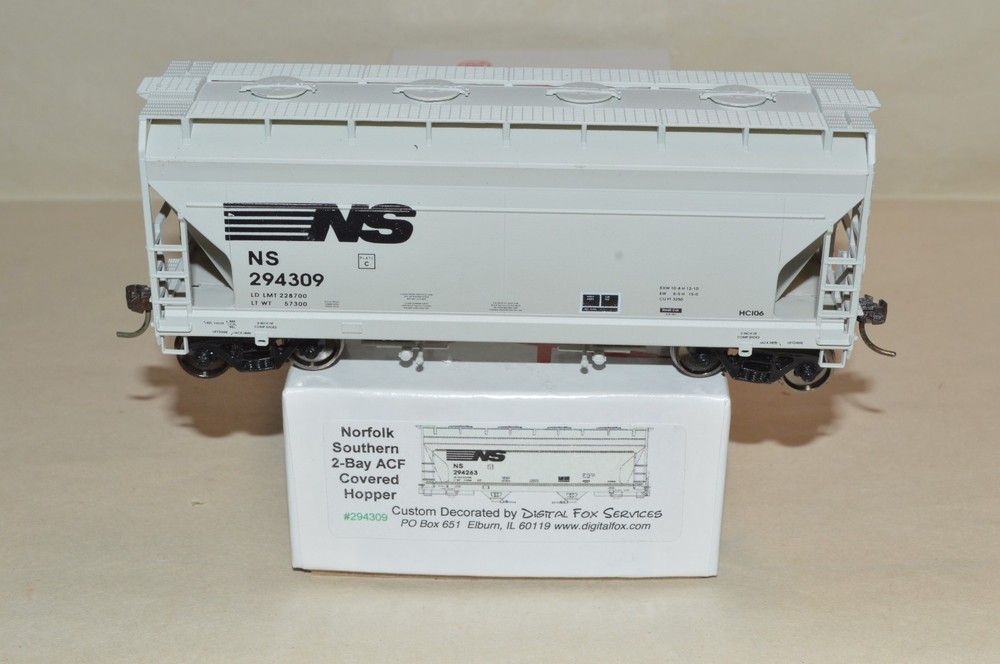 HO scale Accurail Norfolk Southern Ry ACF 2 bay covered hopper car train MWKD