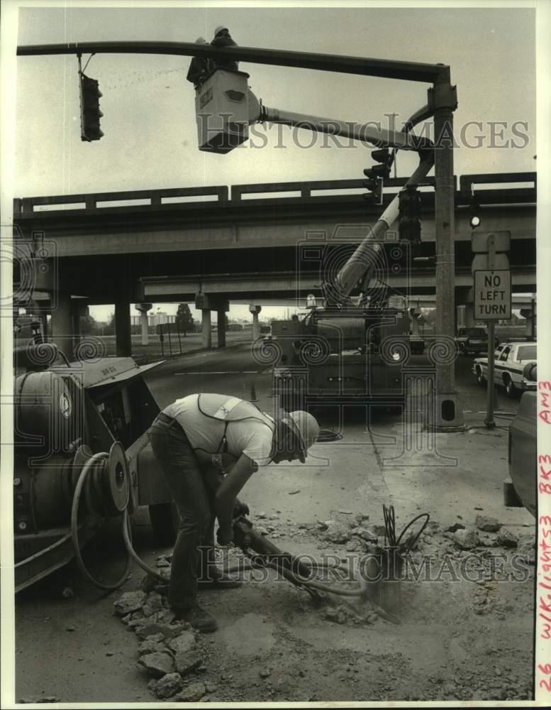 1987 Press Photo Workers install traffic lights along Williams Boulevard