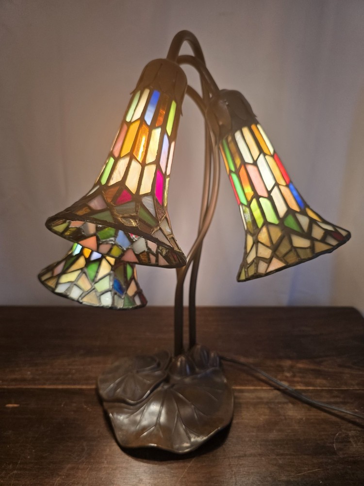 Vintage Lilies Tiffany Style Stained Mosaic Tile Glass Desk Top/Table Lamp