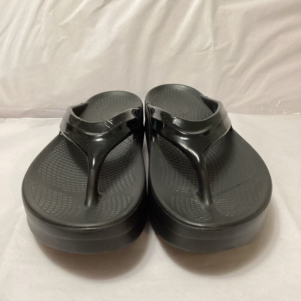 Oofos women’s Black Flip Flop Sandals size 11