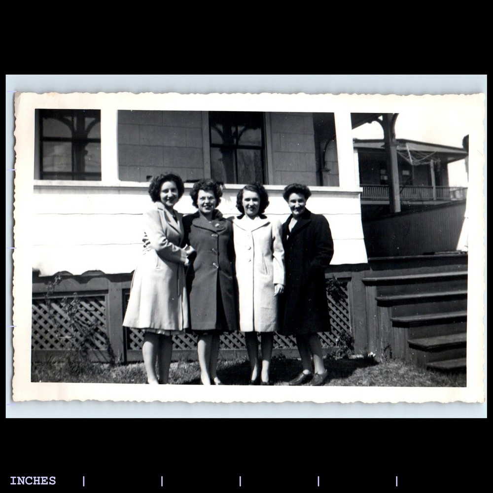 Old Vintage Photo AFFECTIONATE LEGGY WOMEN OUTSIDE HOUSE
