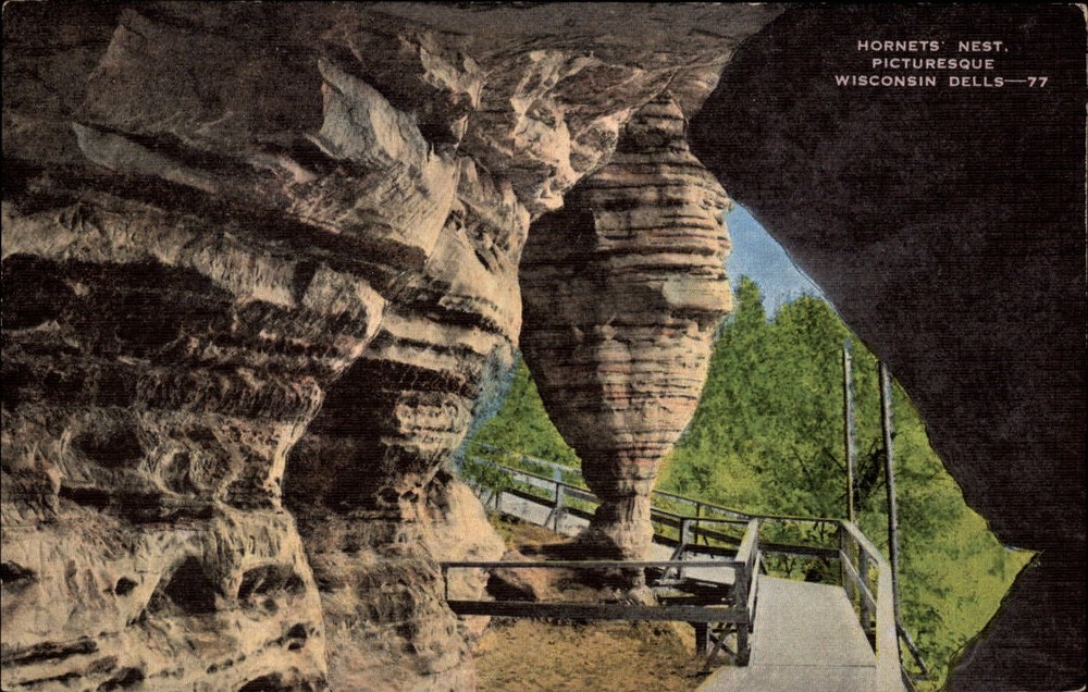 Wisconsin Dells Hornets Nest rock formation unused vintage linen postcard sku967