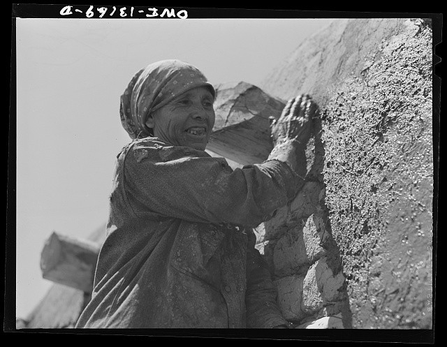 Photo:Mexican Woman Adobe Wall Building 1930s 1940s Labor Photograph