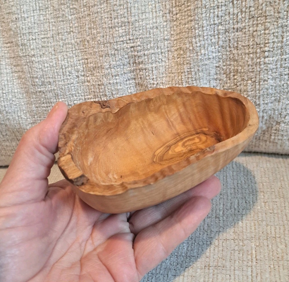 Small Rustic Olive Wood Hand Carved Bowl Pretty Wood Grain Pattern