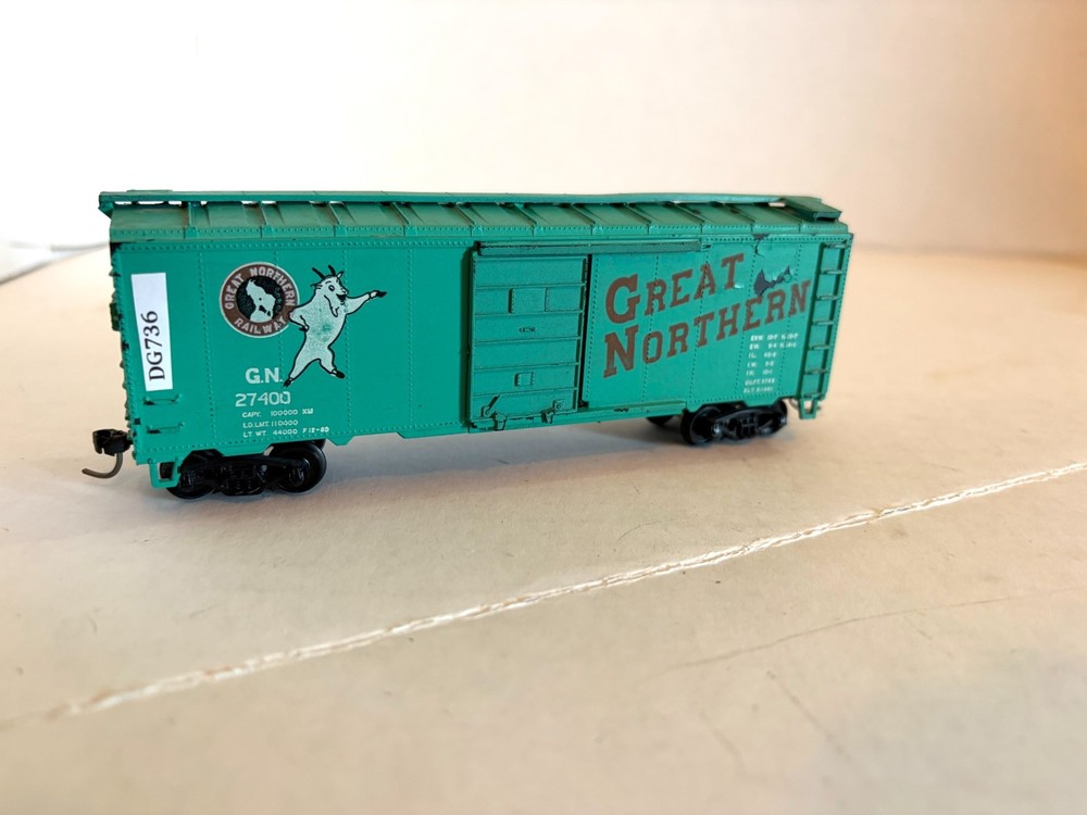 Roundhouse Great Northern G.N. 27400  Weathered  40' Boxcar DG736