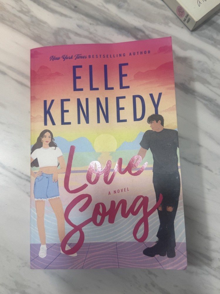 Love Song - Elle Kennedy Brand new condition colored pages (newest book!)