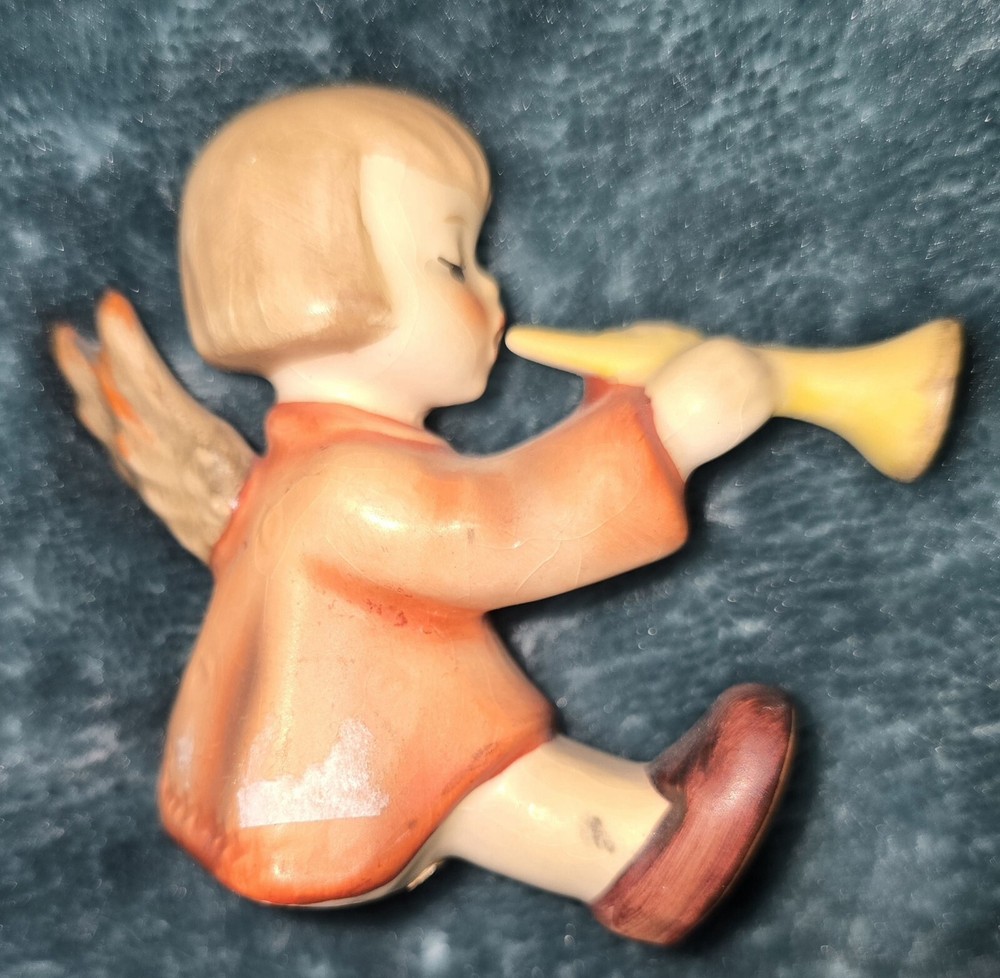 Hummel Goebel 238C Angel playing Horn horn figurine 1967