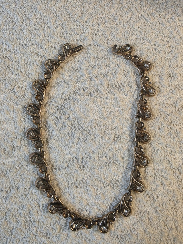 Vintage TRIFARI Pat. Pend Gold Tone Rhinestone Leaf Necklace Signed