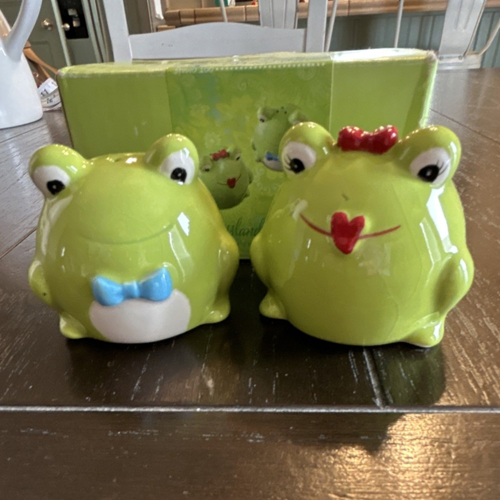 Grasslands Road Frog Salt & Pepper Shakers Green Ceramic Animal Set