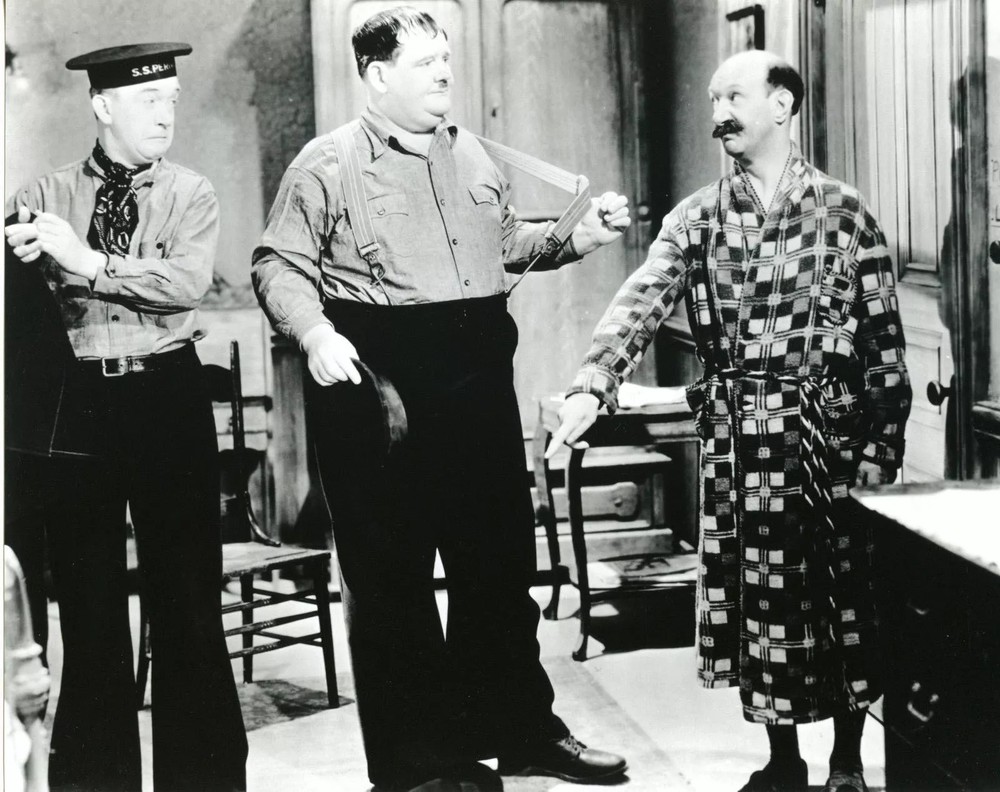 GLOSSY PHOTO PICTURE 4x6 Stan Laurel And Oliver Hardy