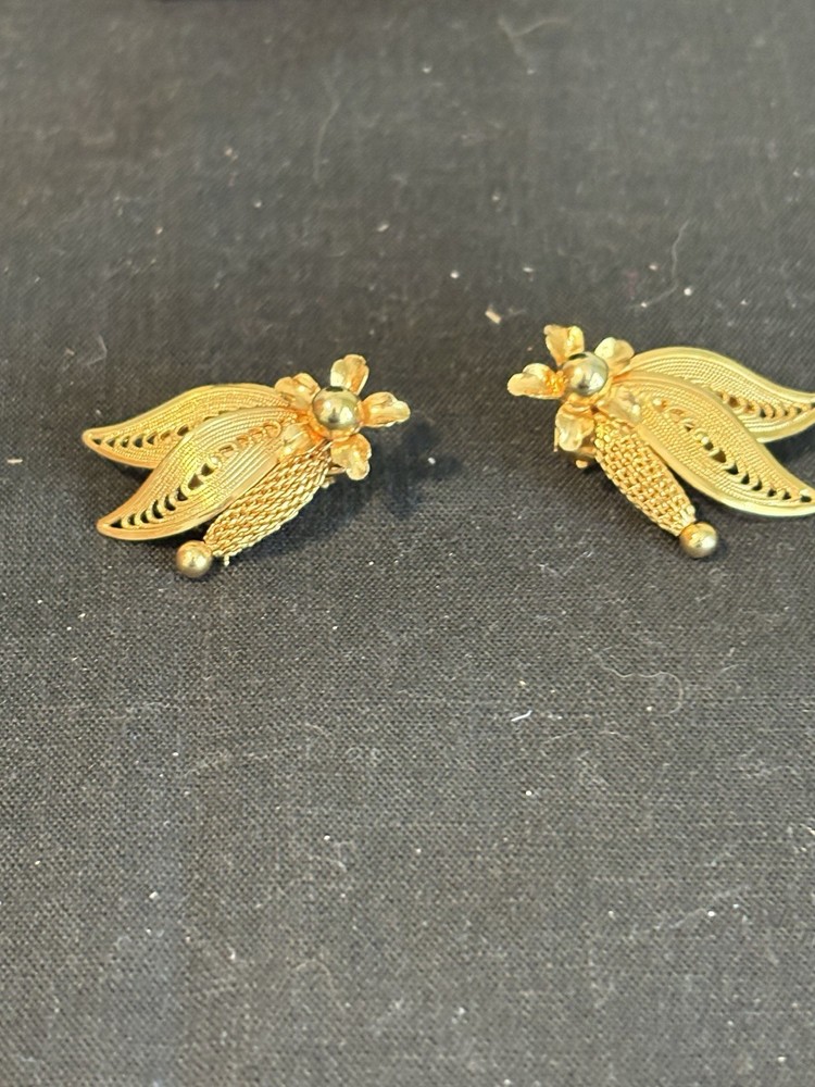 Vintage Hobe Gold Tone Clip On Earrings