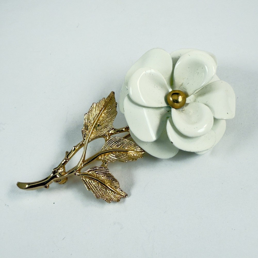 Vintage AVON Signed White Enameled Metal Flower Gold Tone Brooch Pin Spring