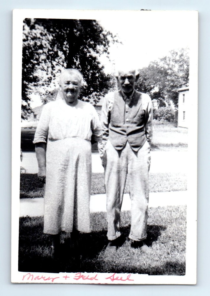 Old Vintage Photo OLDER MAN WOMAN ELDERLY COUPLE ANTIQUE SNAPSHOT