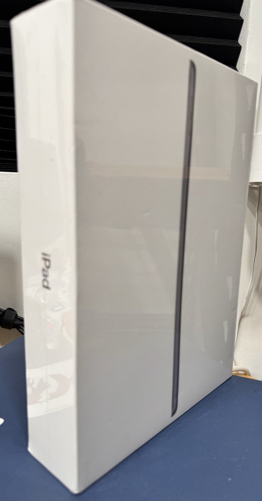 Apple iPad 9th Gen 64GB Wi-Fi + 4G 10.2in Space Gray