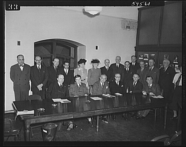 Photo:Conference group meeting men and women 1930s 1940s indoor portrait