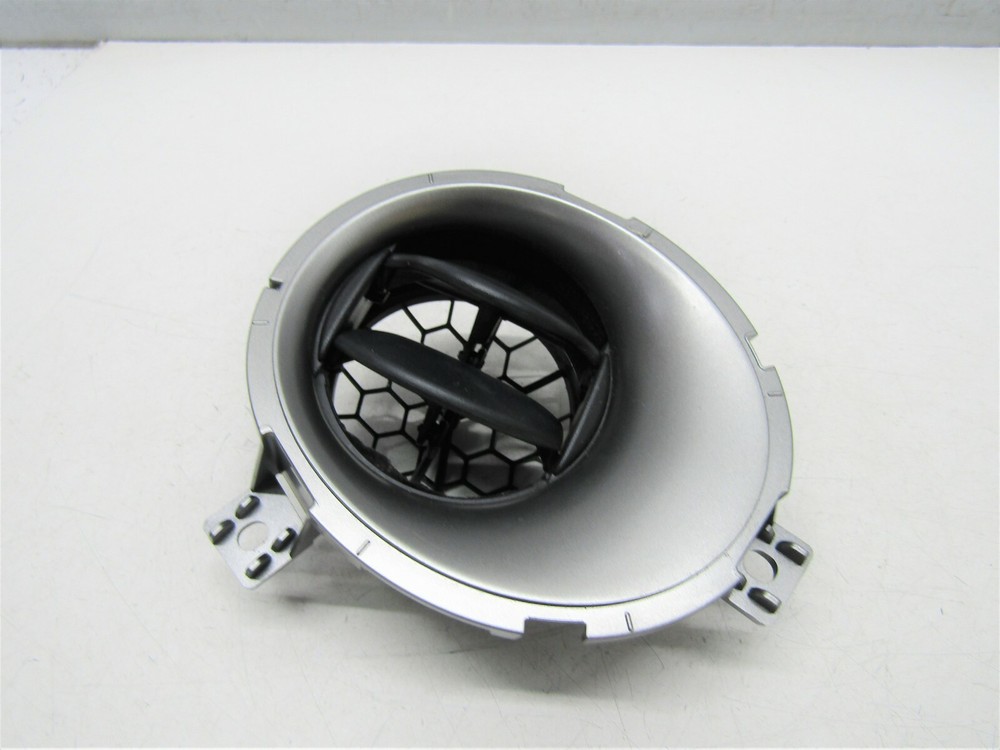 NISSAN JUKE 2010-14 OFFSIDE/RIGHT FRONT DASHBOARD AIR VENT 687601KE0A     O6038