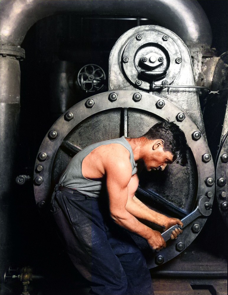 1921 Steamfitter at Work Old Photo 8.5