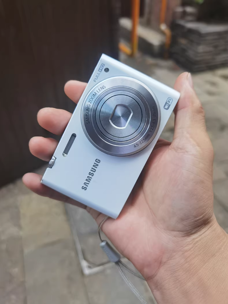 Samsung MV900f Flip-out Smart Touch Screen Vlog Camera -White