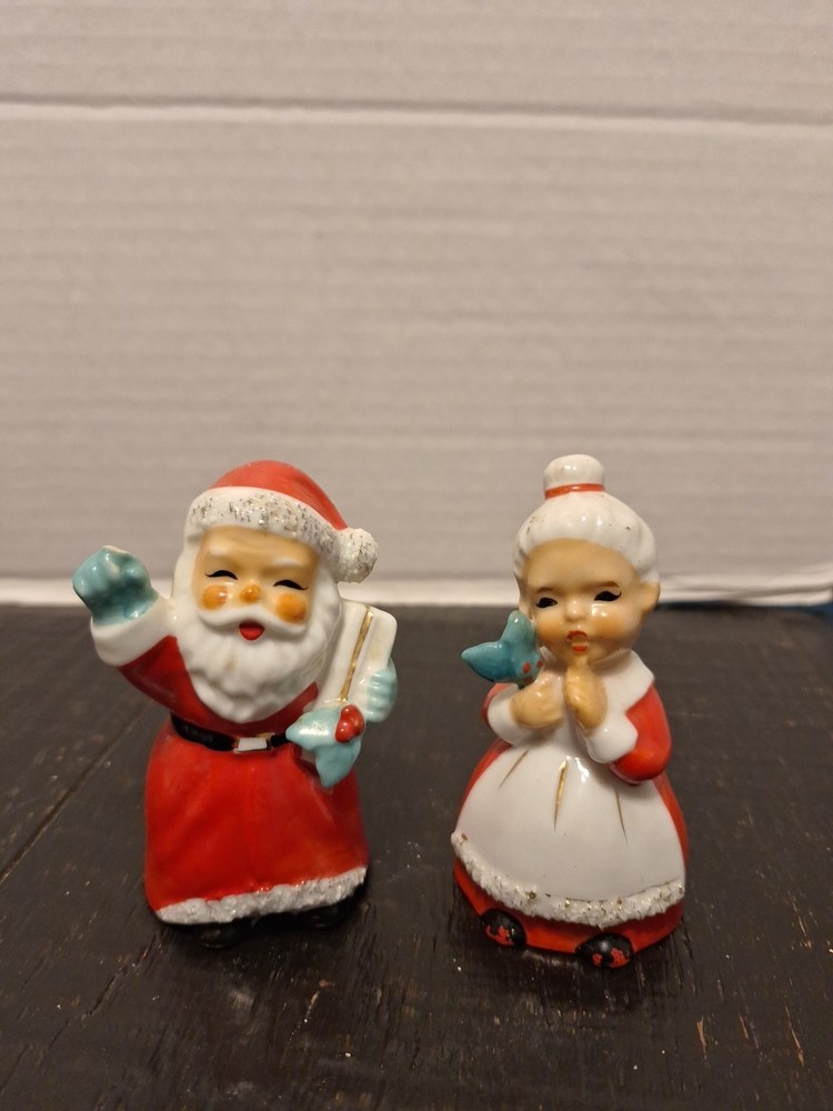 Vintage Santa & Mrs Claus Spaghetti Trim Salt & Pepper Shakers Japan