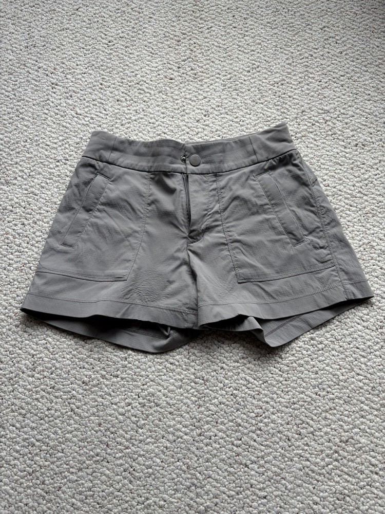 ATHLETA Trekkie North Shorts Women's sz 0 Gray Stretch snap closure  Zip Pockets