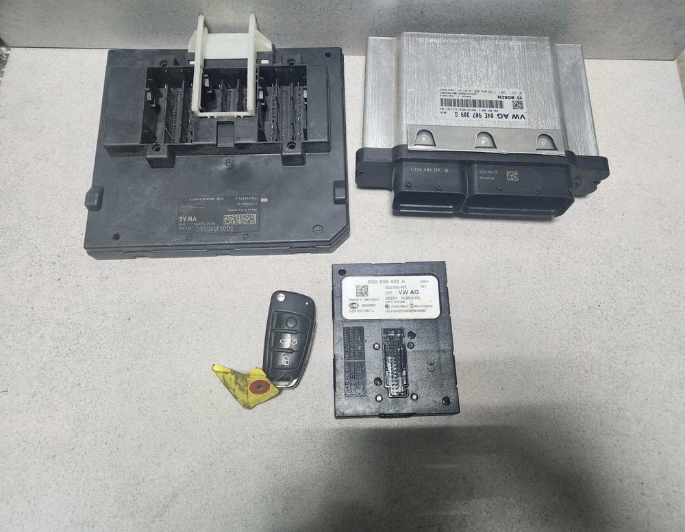 2010-2012 Volkswagen Golf Engine Control Unit 04E907309G ECU SET Golf 1.4 TSI