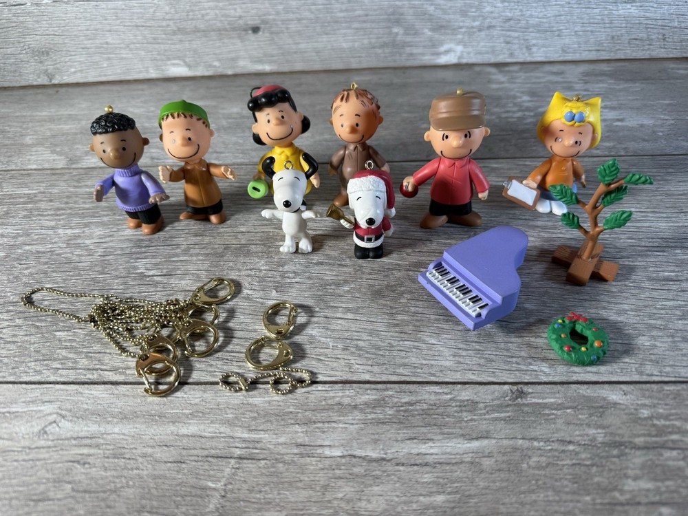 VTG 2004 Peanuts A Charlie Brown Christmas Mini Figure Clip - On Collection