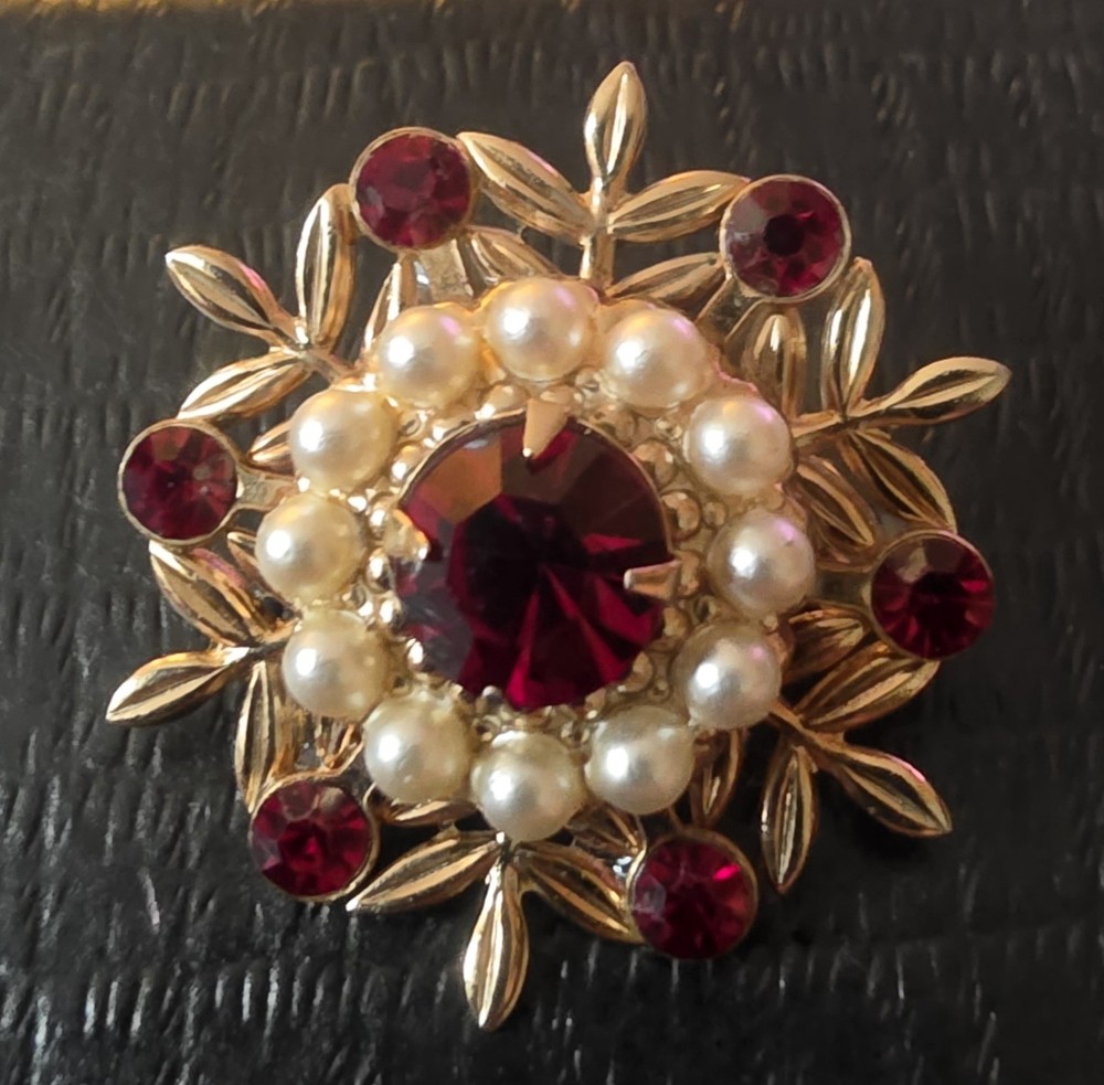 Vintage Floral/Starburst Brooch. Goldtone With Faux Pearls And Red Rhinestones