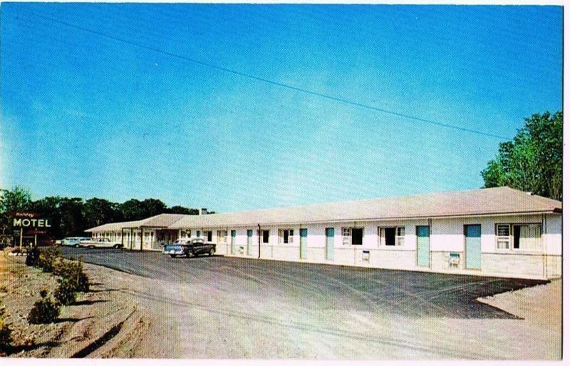 Orillia Ontario Postcard Holiday Motel Laclie St