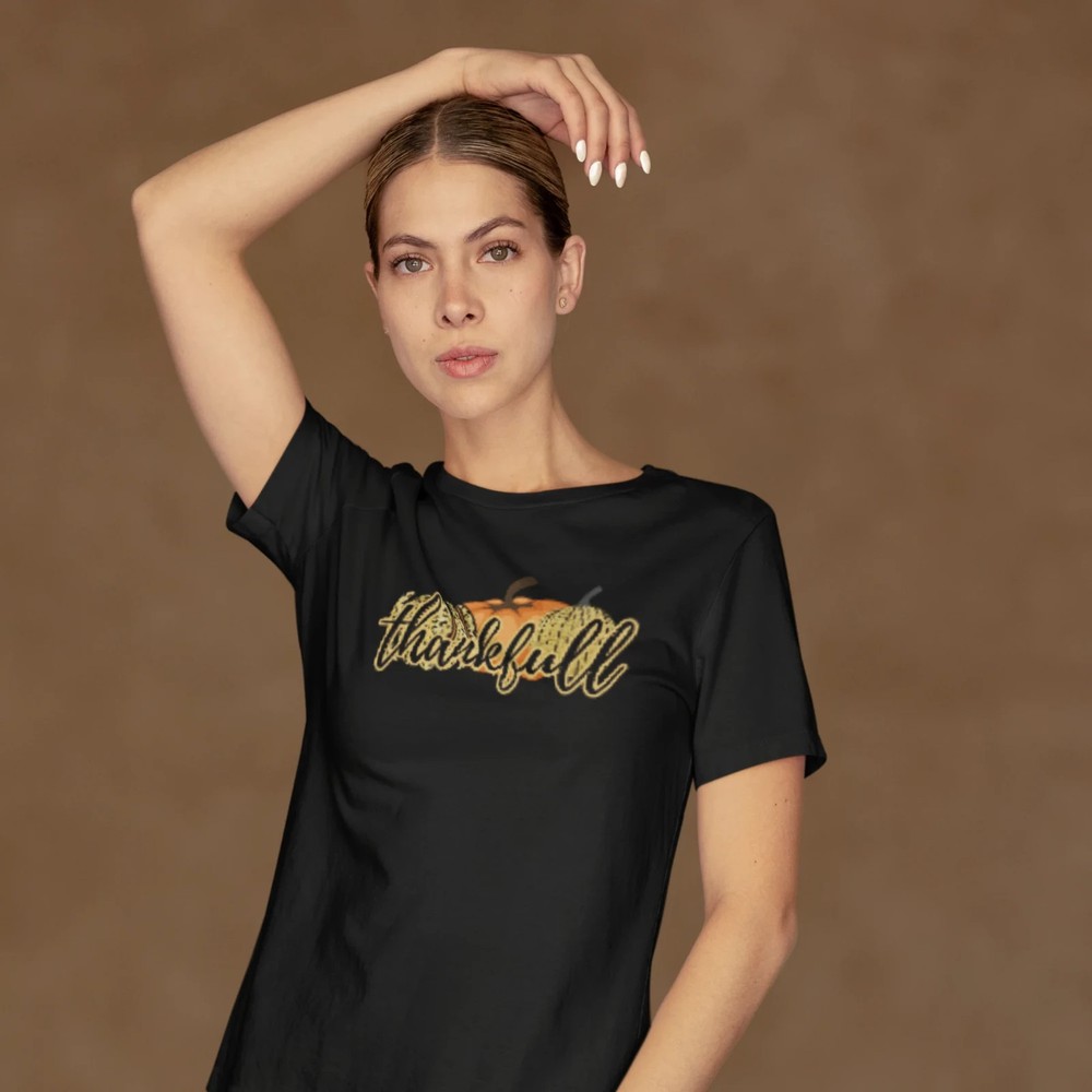 Festive Women's Thanksgiving Tee: Cozy Half Sleeve Round Neck for Holiday Cheer