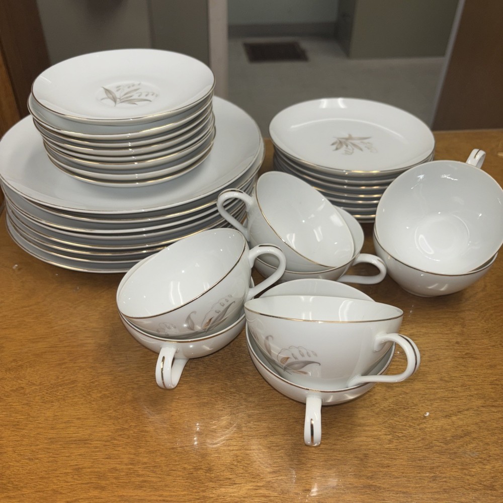 Kaysons Fine China Japan Golden Rhapsody 1961 Set of 32 Vintage, Set For 8