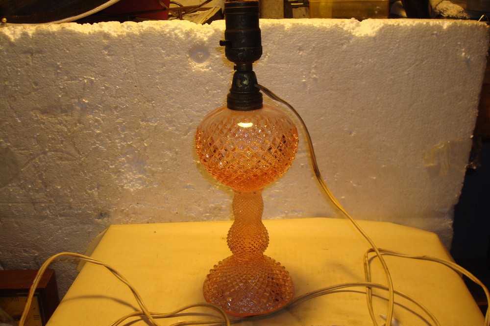 Vintage pink depression glass diamond pattern lamp working