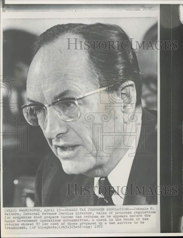 1972 Press Photo Johnnie Walters of Internal Revenue Service talks in Washington
