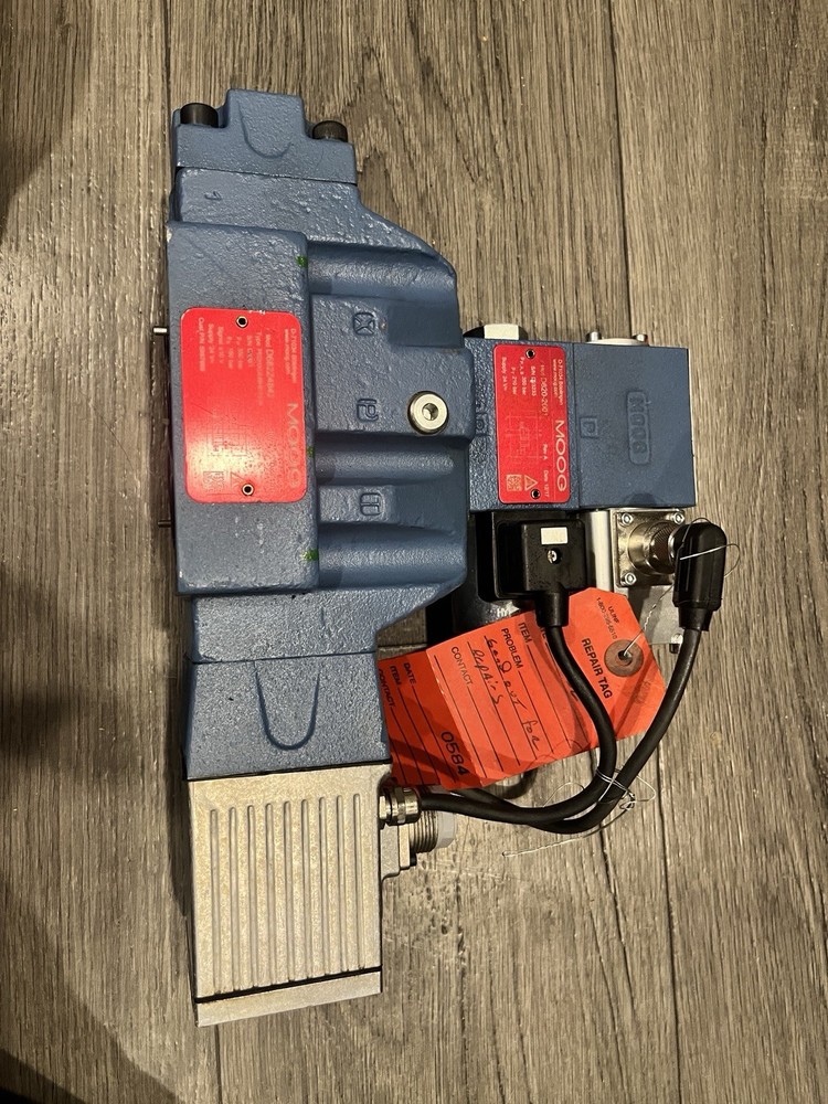 MOOG D633-7368 Solenoid Hydraulic Servo Valve ADBKAAF0F8NY 350 bar 1750 mA Oil