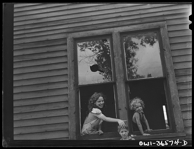 Photo:1930s 1940s Children at Window House Exterior