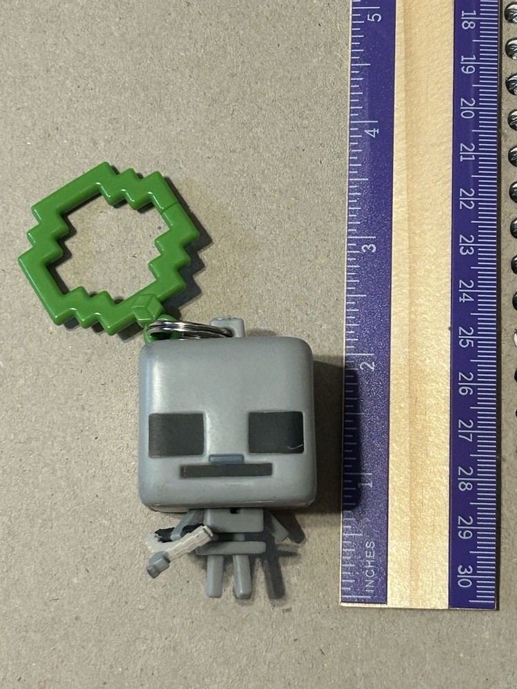 Minecraft Skeleton Head Keychain, Plastic Figure, Detachable Gray/Green Keyring