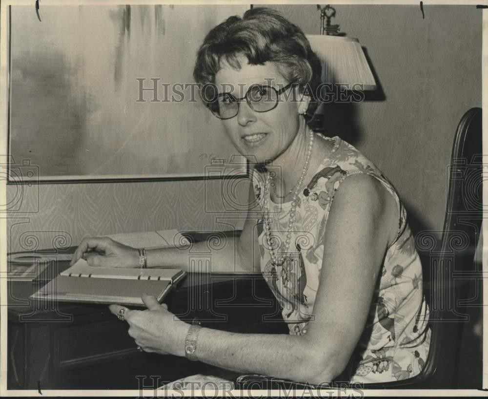 1975 Press Photo Sallie Morton, vice-president of American Gem Society